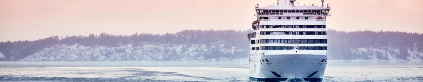 Kreuzfahrtschiff fährt im Winter auf dem Meer